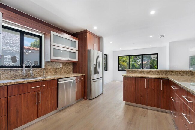 Foto del edificio - 8951 Byron Ave