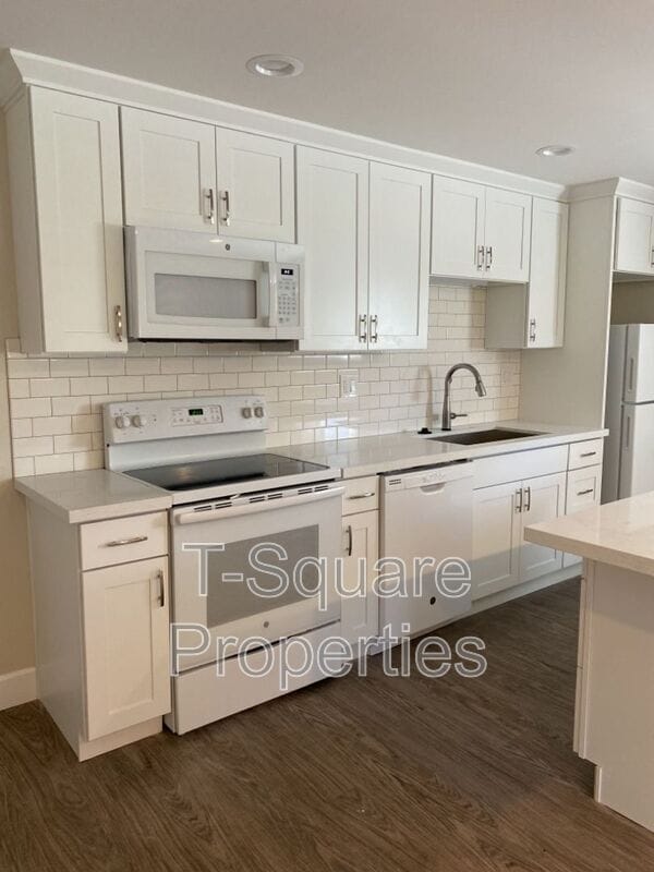 Building Photo - 325 5th Ave S