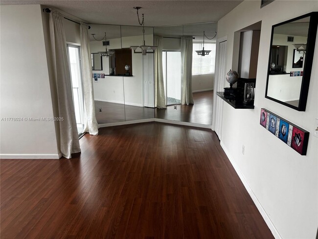 Foto del edificio - 11930 N Bayshore Dr