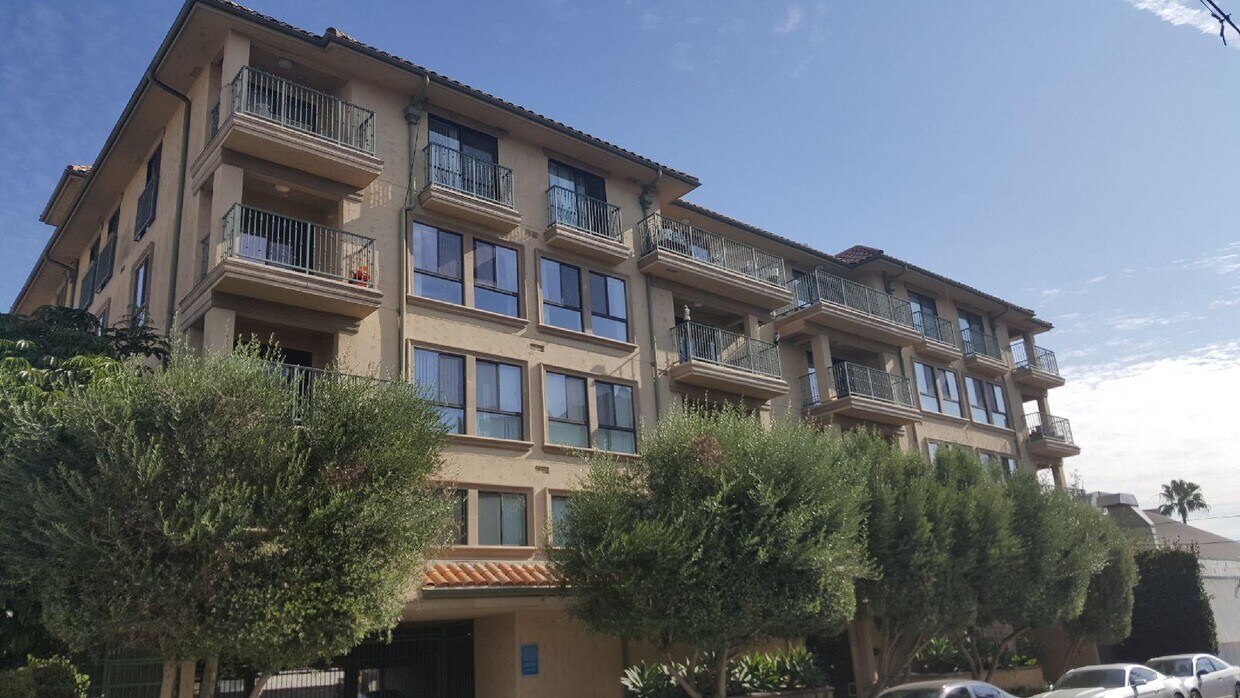 Exterior Pic of Building - 3852 Vinton Ave