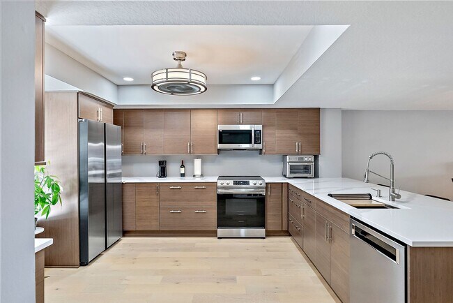 Building Photo - Impeccably Furnished Annual Rental Townhom...