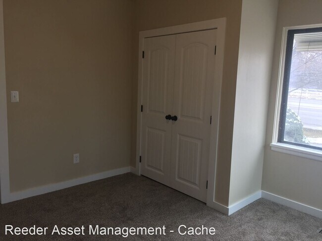 Foto del edificio - 5 br, 2 bath House - 3870 South Main Street