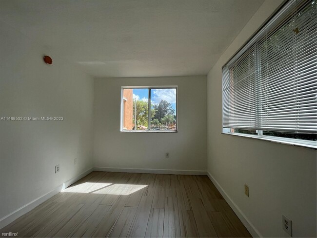 Foto del edificio - 3 br, 2 bath House - 17602 NW 25th Ave Apt...