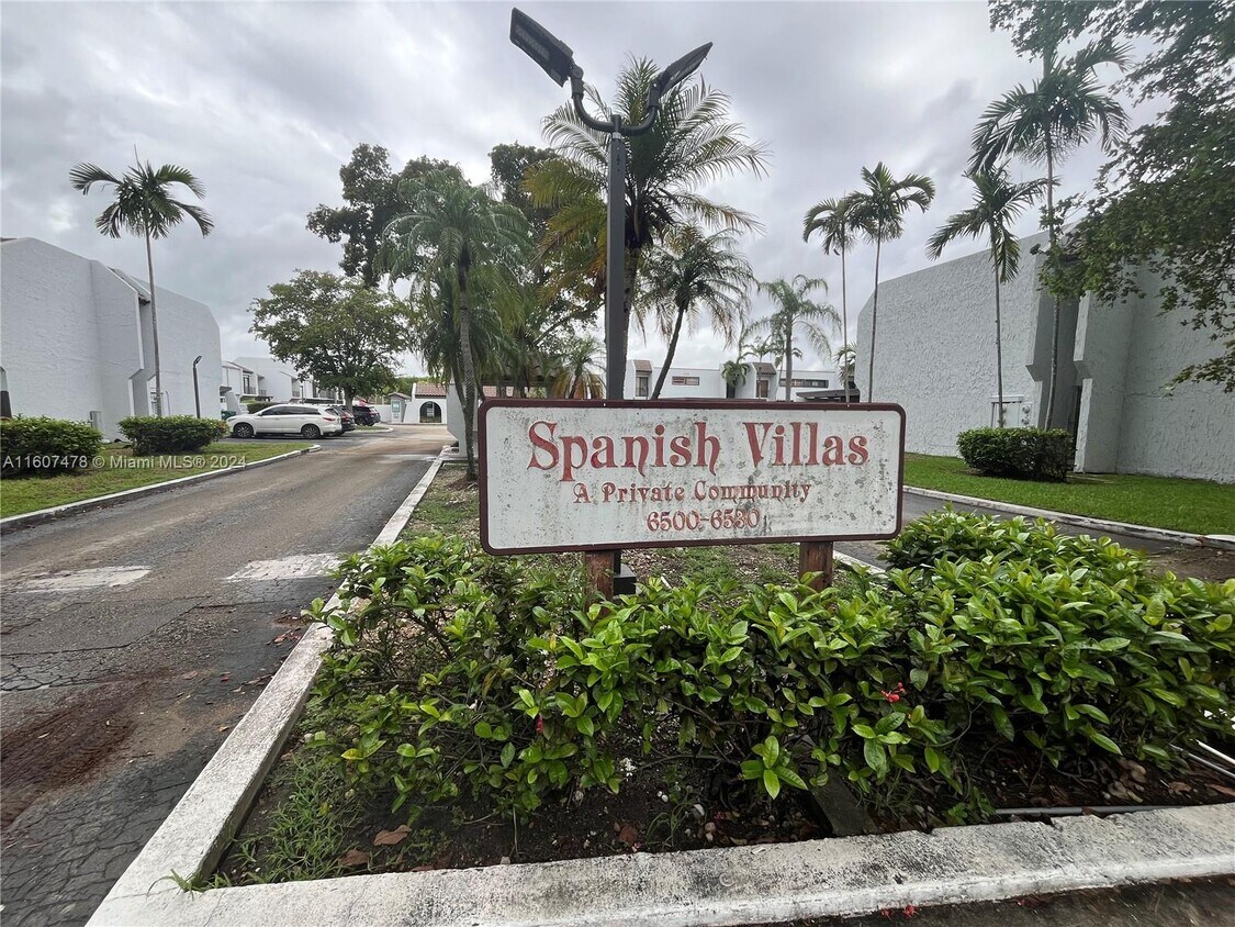 Building Photo - 6500 Kendale Lakes Dr
