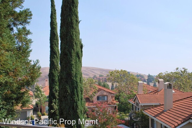 Building Photo - 3073 Lakemont Dr