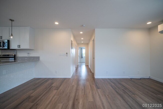 Building Photo - $3800/  4BR/2.5BA Ewa Beach Unit (Duplex U...