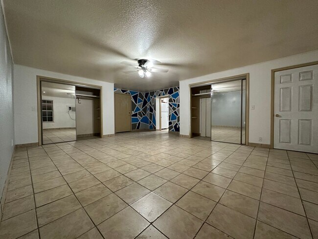 Foto del edificio - Downstairs apartment - housing vouchers ac...