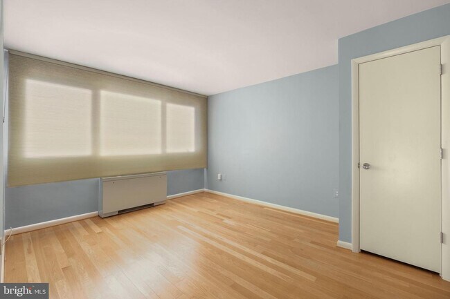 Building Photo - 4720 Chevy Chase Dr