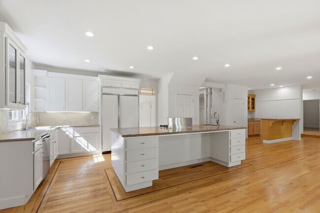 Building Photo - Gorgeous 5-Bedroom Los Gatos Home
