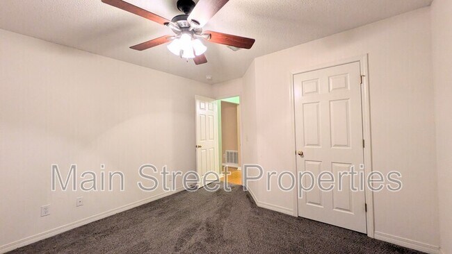 Foto del edificio - 7448 Chimney Pines Dr