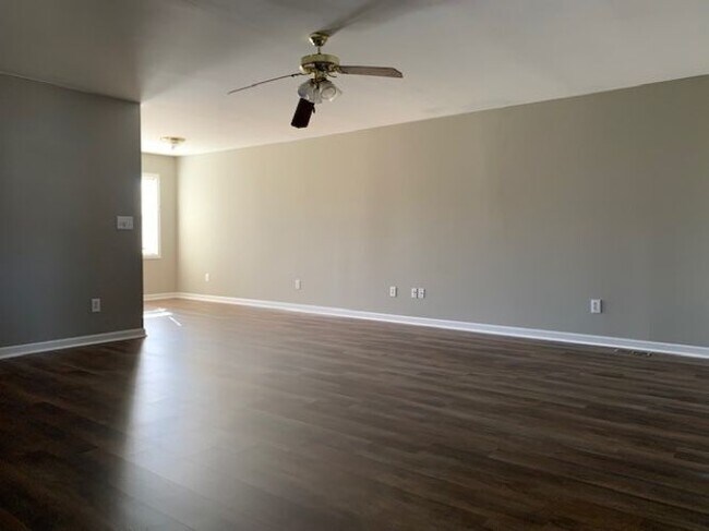 Building Photo - 225 Fox Creek Ct