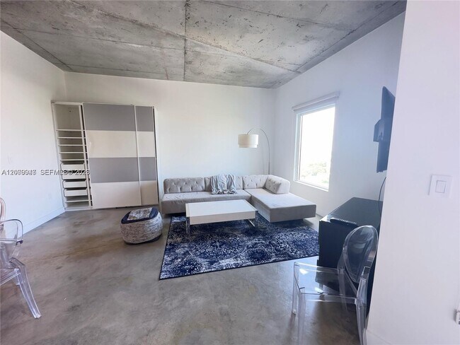 Foto del edificio - 10 SW South River Dr