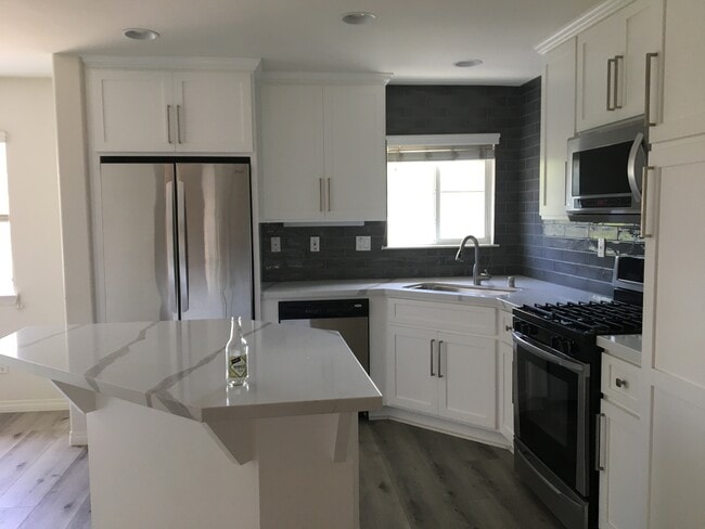 Building Photo - 4023 Bluff View Way