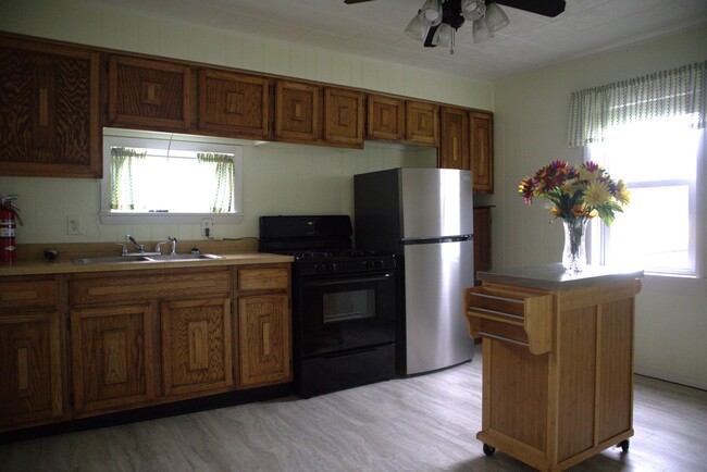 Building Photo - 2 bedroom house available in Clymer