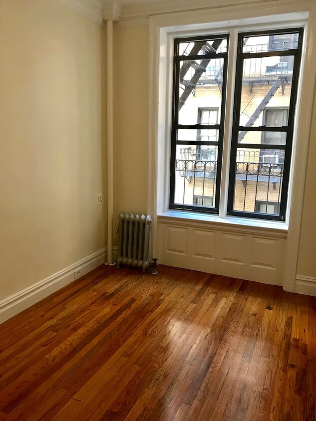 Foto principal - 305 W 45th St