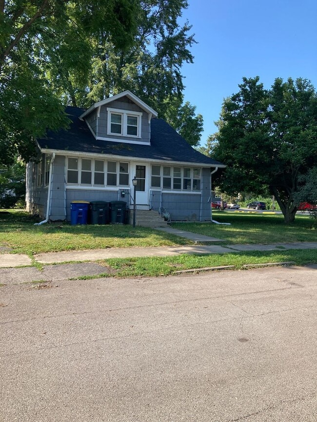 Building Photo - 3 bedroom with a bonus room! Nice enclosed sun porch!