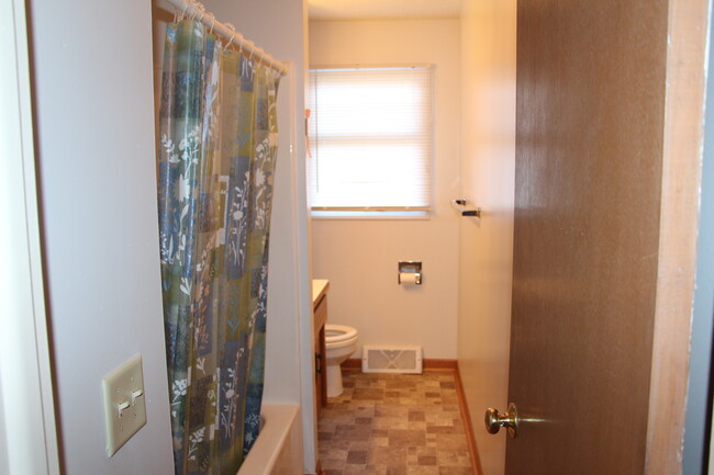 Bathroom - 512 N Streeter Ave
