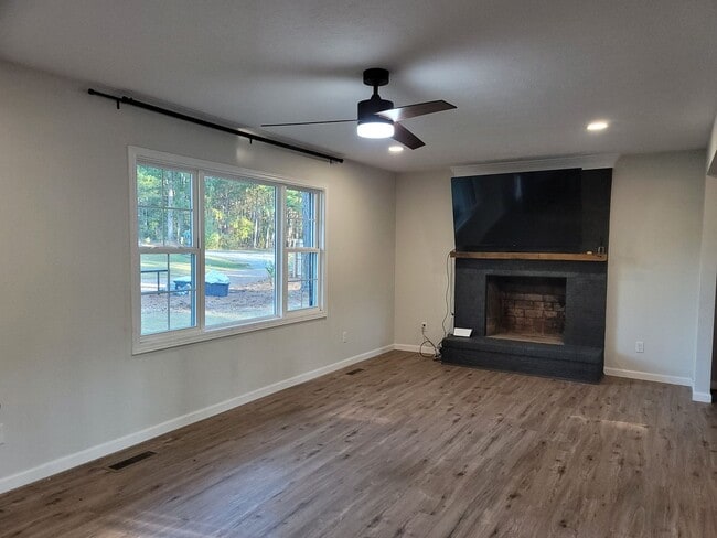 Building Photo - Beautifully Upgraded Ranch Home located outside of Pinehurst! Short Commute to Fort Bragg!