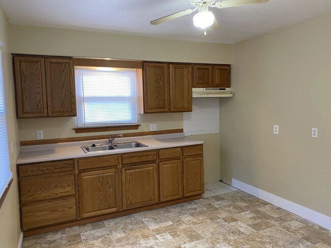 Building Photo - 2 Bedroom House - South Side