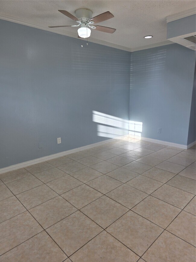 Foto del edificio - 1016 E Tri Oaks Ln