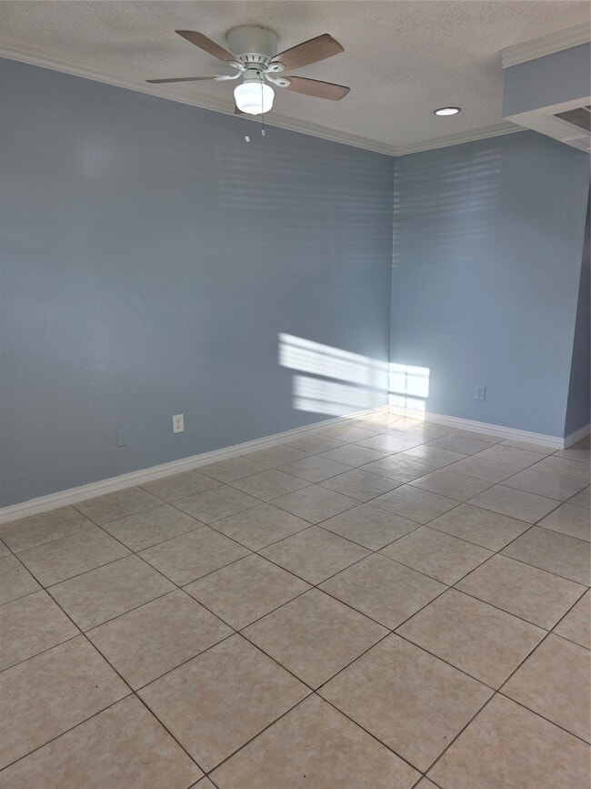 Foto del edificio - 1016 E Tri Oaks Ln