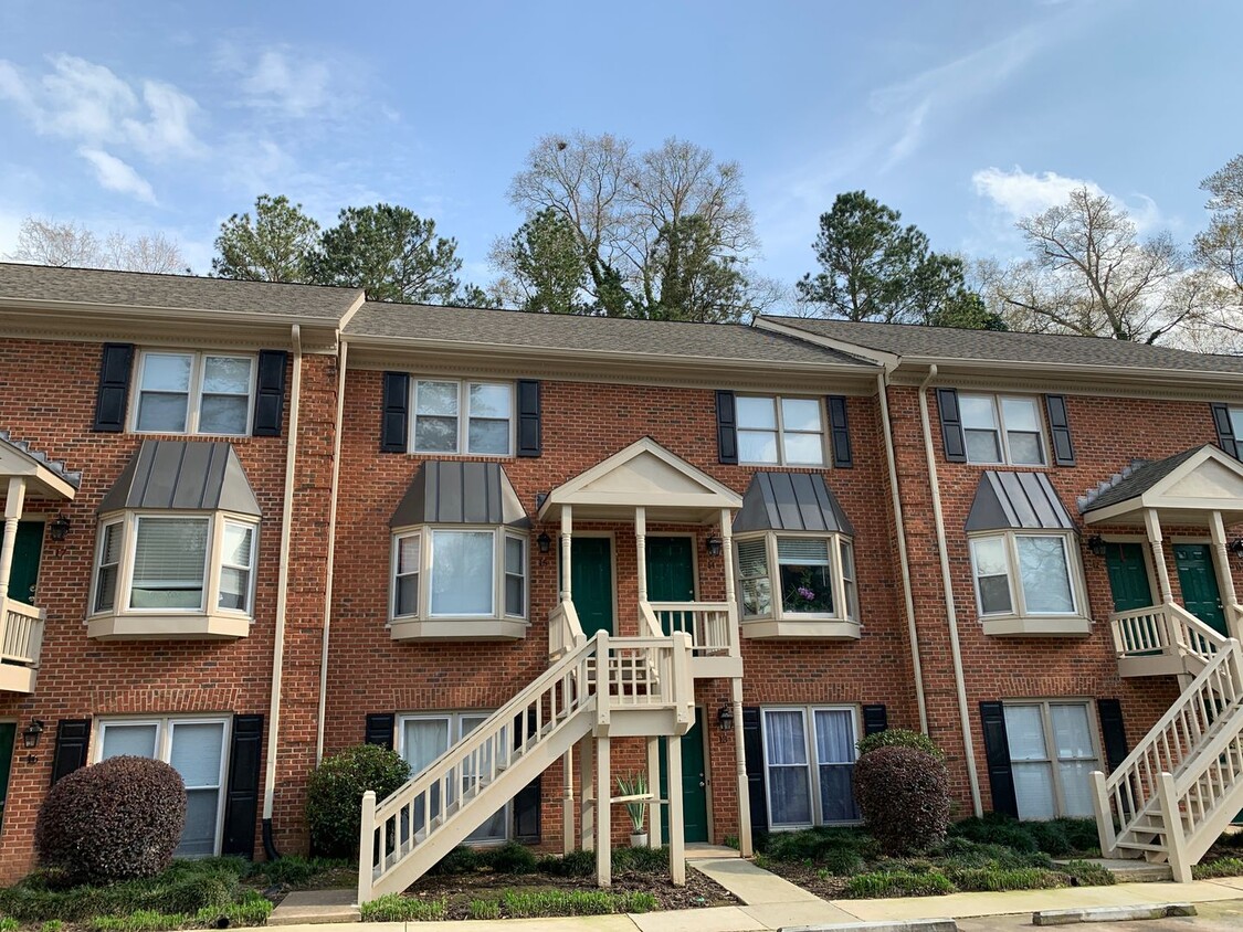 Primary Photo - 210 E Cloverhurst Ave