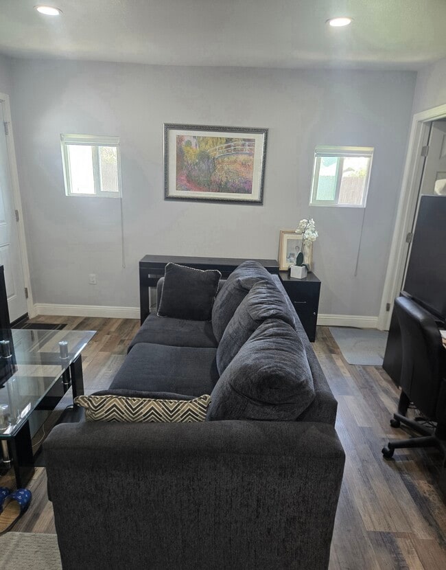 Building Photo - 648 E La Deney Dr