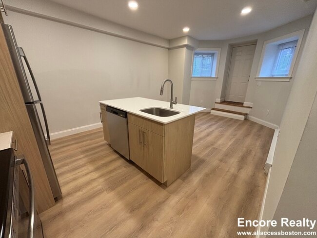 Building Photo - 529 Beacon St