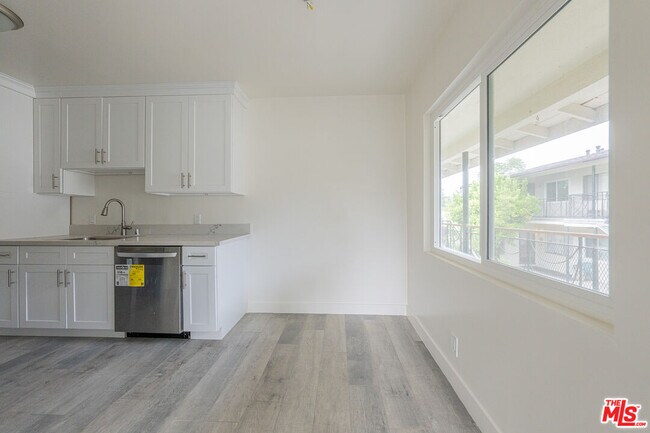 Foto del edificio - 10043 Haines Canyon Ave