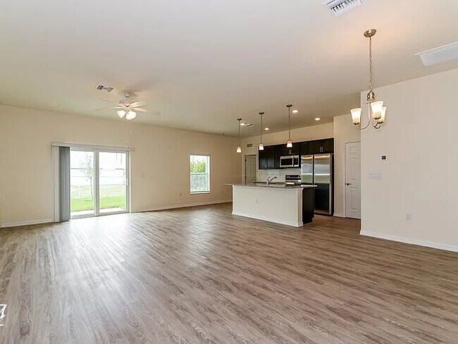 Foto del edificio - 7440 Helliwell St
