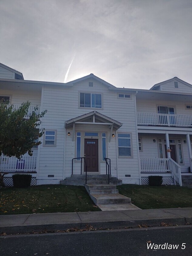 Primary Photo - Charming Townhouse In Middletown