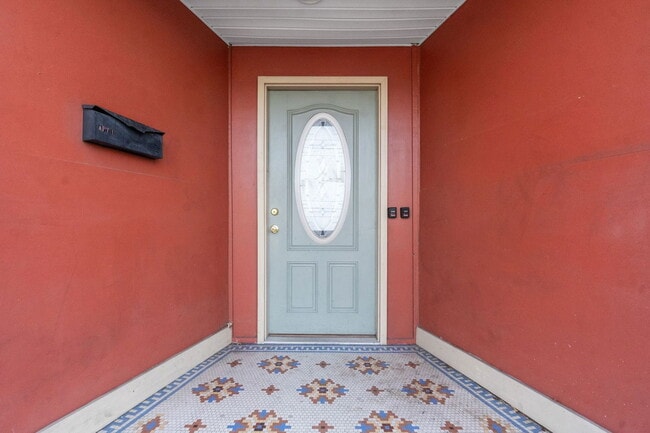 Building Photo - 1601 W Cary St