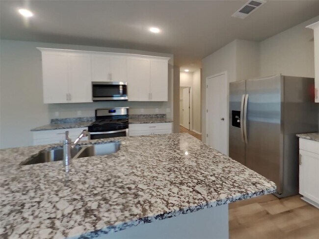 Building Photo - 5217 Saddle Clb Dr