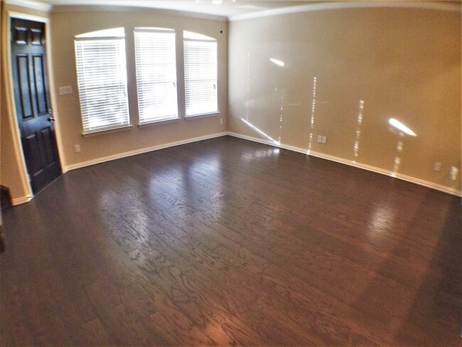 Building Photo - Immaculate 3 Bed 2 Bath Townhome!
