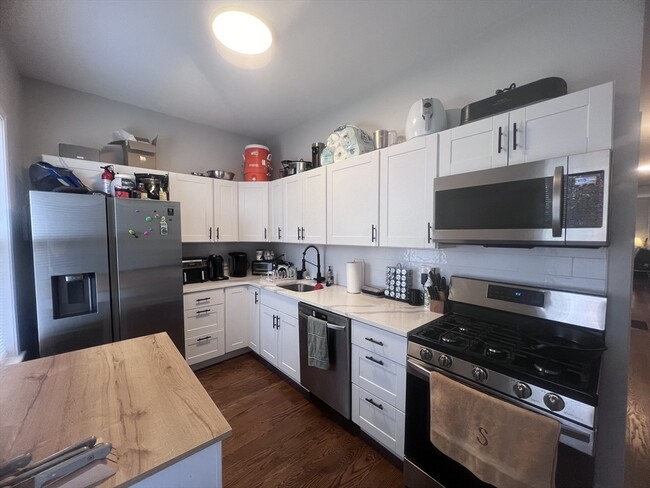 Building Photo - 726 E 2nd St