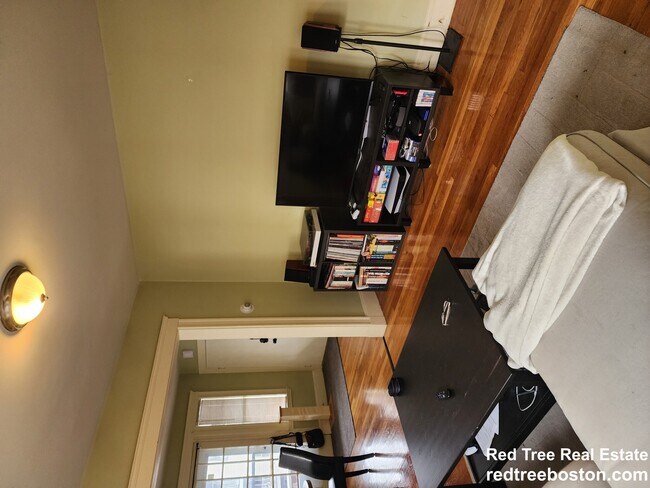 Building Photo - 65 Saxton St