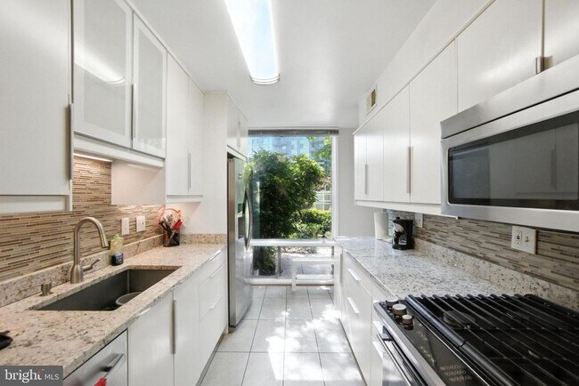 Building Photo - Welcome home to this beautifully updated 3...