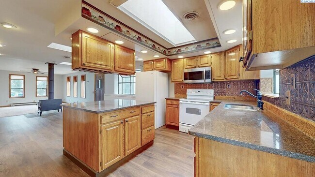 Foto del edificio - 3 bedroom, 3 bath home in Kennewick