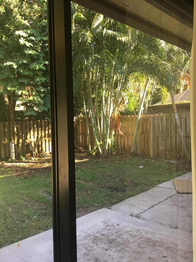 Foto del edificio - 1094 Raintree Ct