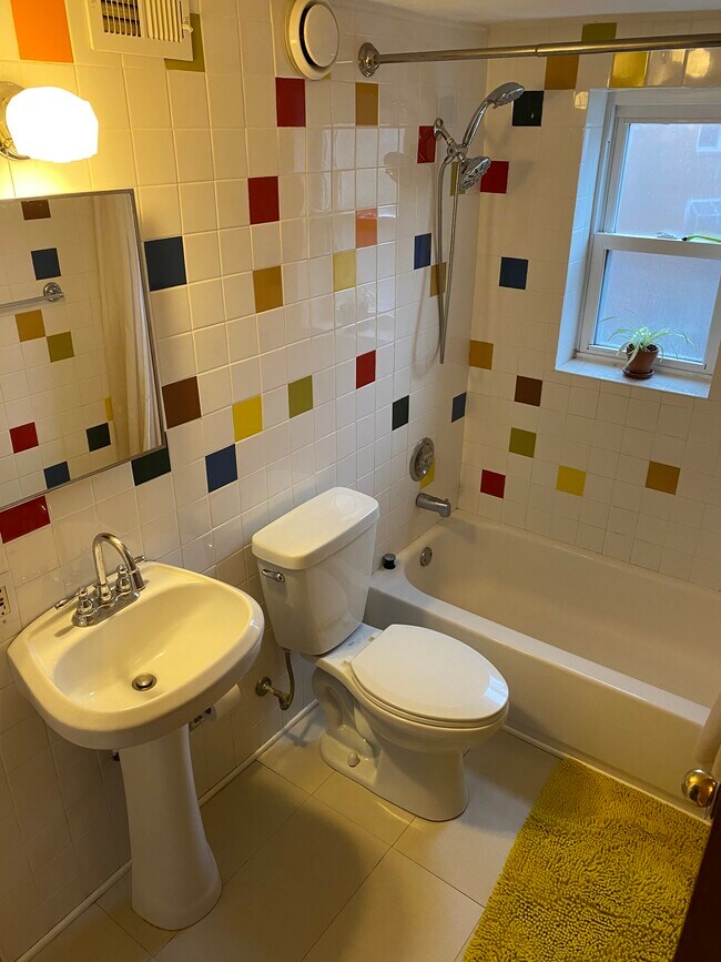 cute bathroom - 25 Sherman Ter