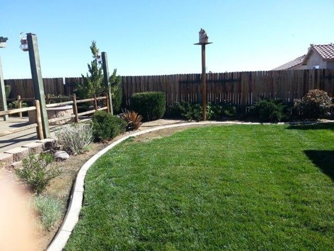 Building Photo - spacious 3 bedroom 2 bath home with beautiful yard, jacuzzi,  indoor laundry room