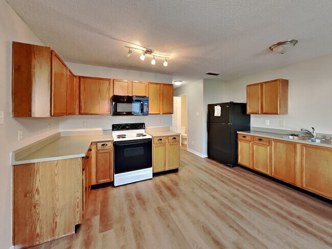 Foto del edificio - HALF OFF RENT! 3 Bedroom Homes with Great ...