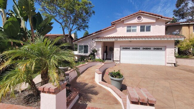 Building Photo - 4 bedrooms and 2.5 bathrooms House in Ranc...
