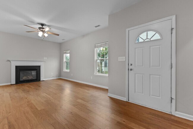 Foto del edificio - Stunning recently renovated duplex located...