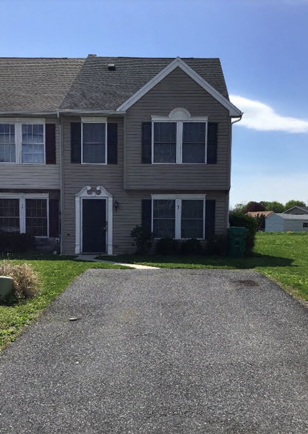 Foto principal - Well-Maintained 3 Bed/2.5 Bath Townhouse i...