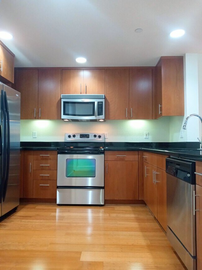 Foto del edificio - Luxury 2bd Two-Story Condo In Secured Buil...