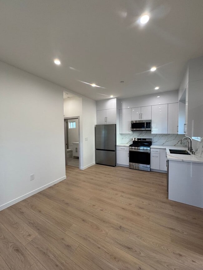 Newly Built Attached ADU in Prime Glenoaks Blvd, Burbank - Newly Built Attached ADU in Prime Glenoaks Blvd, Burbank Townhome