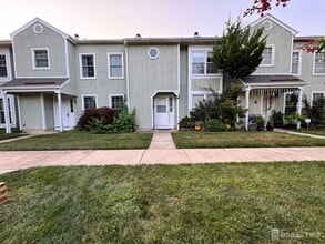 Building Photo - 4 Pond View Dr