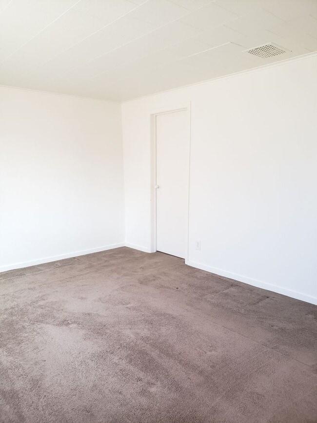 Building Photo - 2+ Bedroom, 2 bathroom Charming Home Avail...