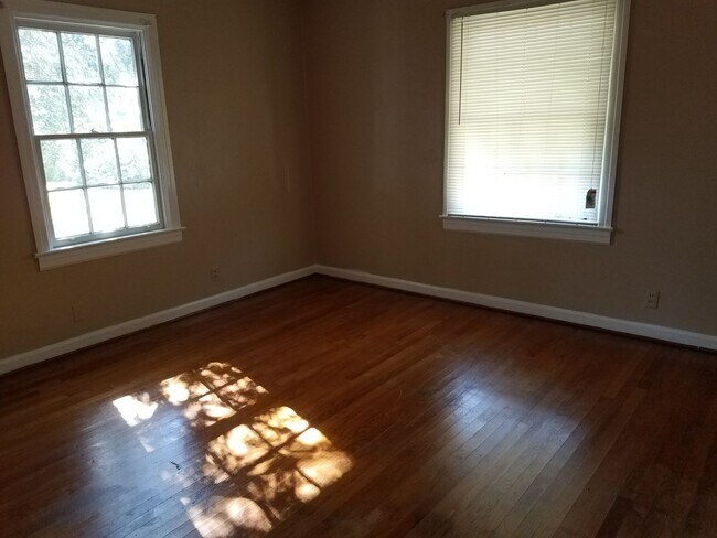 Building Photo - 3 bed 1 bath for rent